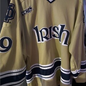 Notre Dame number 9 hockey jersey 
Xlg mens